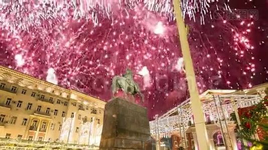 在莫斯科市中心的Tverskaya广场上燃放烟花。 尤里·多格鲁基纪念碑，俄罗斯带变焦视频