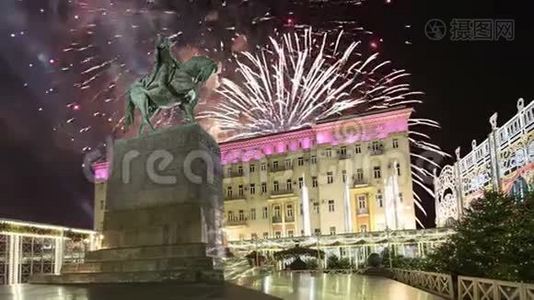 在莫斯科市中心的Tverskaya广场上燃放烟花。 尤里·多格鲁基纪念碑，俄罗斯带变焦视频
