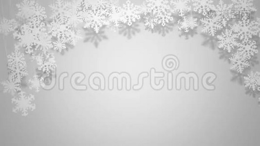 白色背景圣诞贺卡动画背景空间的美丽纸张雪花摇摆视频
