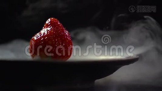 草莓放在装有液氮的盘子里。视频