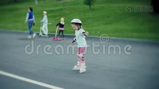 妈妈帮助女儿在溜冰公园滑冰视频