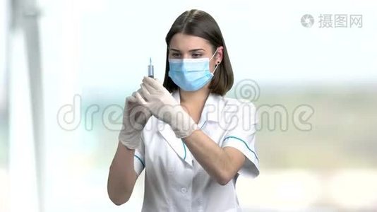 带口罩和注射器的护士。视频