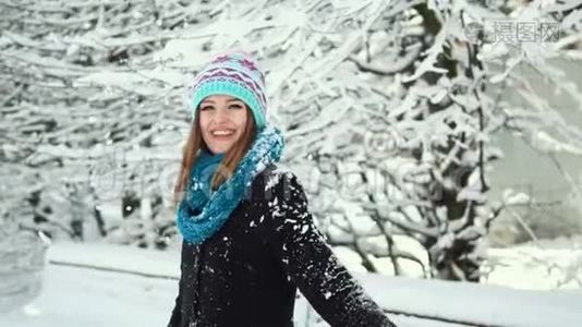 雪公园里的女孩视频