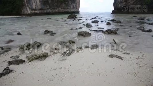 岛上岩石中的沙滩视频