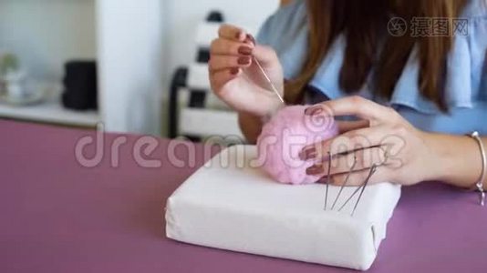 年轻白种人女子手工制作羊毛干毡教程视频