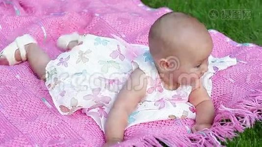 公园里的粉色毯子上快乐的微笑快乐的女婴视频