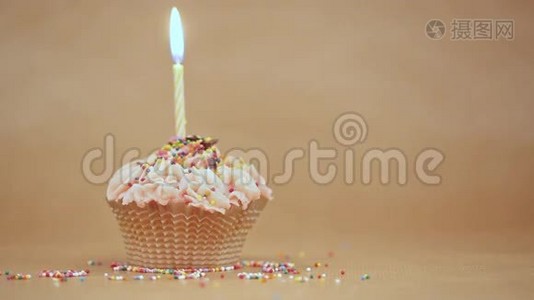 纸杯蛋糕和燃烧的节日蜡烛视频