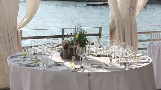 日落时分在欧洲海滩上的一家餐馆提供餐桌服务视频