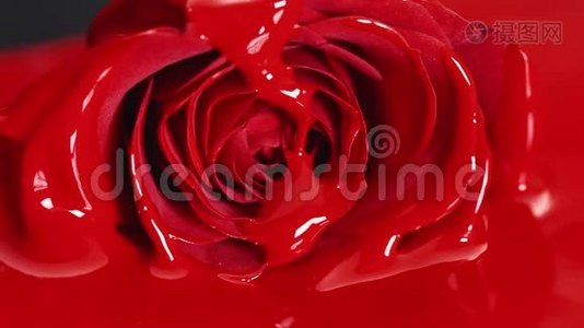 红色油漆口红液体质地，油彩为绘画，混合色调，艺术化妆为脸玫瑰花。视频