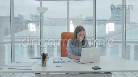 现代办公室的女商人用手提电脑工作。视频
