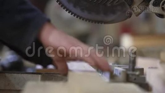 在一家家具厂里，一个年轻人把木片剪成沙发视频
