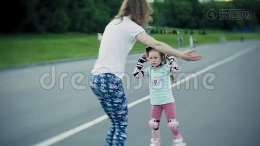 妈妈帮助女儿在溜冰公园滑冰视频