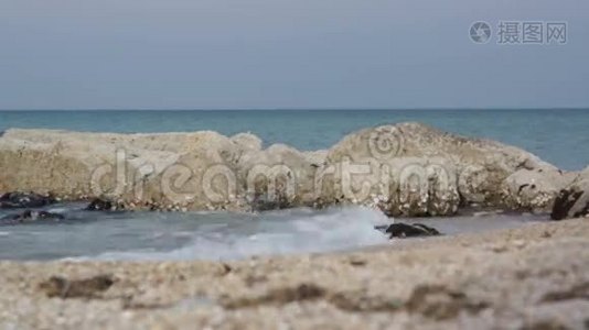 蓝色的海浪拍打着地中海海岸.视频