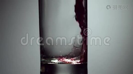 葡萄酒、葡萄汁、石榴汁、樱桃汁倒入杯中视频