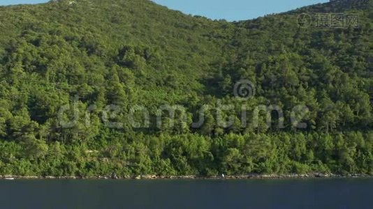 在海岸附近旅行-亚得里亚海风景。视频