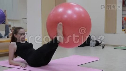 从事瑜伽治疗的妇女群体视频