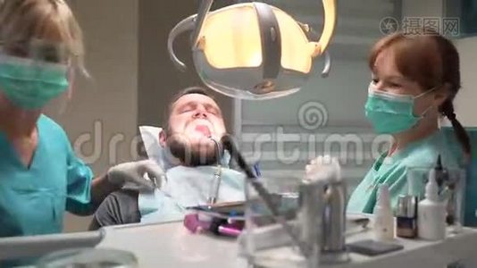 牙科医生及牙科诊所助理视频