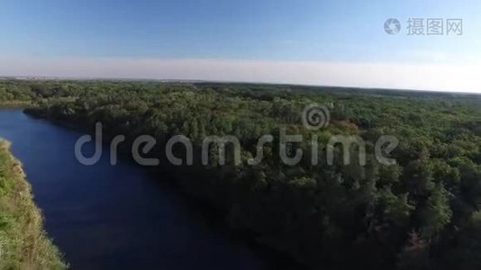 空中观景。 飞过河流和绿色森林视频