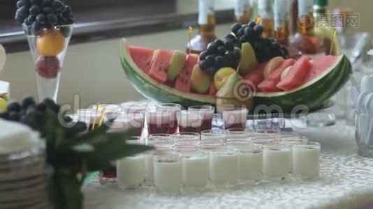 婚礼宴会桌上装饰着美味的水果视频