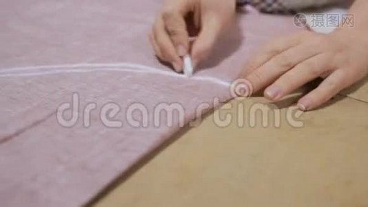 女裁缝的手。 无缝胶带测量适用于织物。视频
