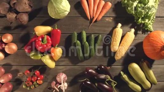 有各种蔬菜的桌子的俯视图..视频