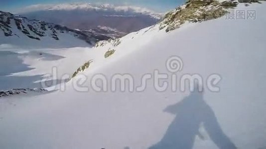 滑雪者从雪山之巅返回乡村。 晴天。 速度视频