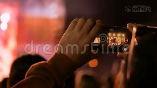 男子双手剪影录音视频现场音乐音乐会与智能手机视频