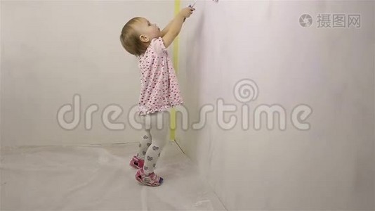 快乐的小宝宝画墙.视频