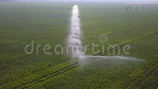 田的灌溉系统.. 空中飞行视频