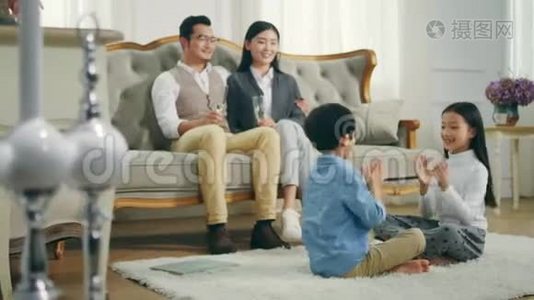 有两个孩子的亚洲家庭在家放松视频