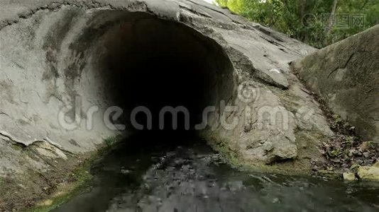 从污水中流出的过滤器视频