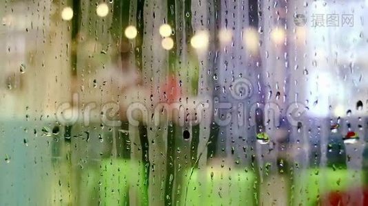 商店橱窗玻璃上的水滴滑落视频