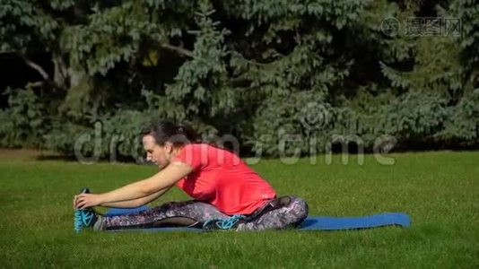 女人练习瑜伽视频