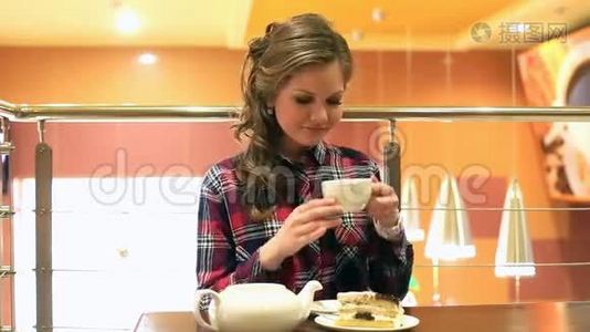 小女孩在咖啡馆喝茶，微笑着视频