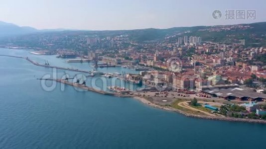 克罗地亚里耶卡-2019年5月：亚得里亚海海岸里耶卡市的空中观景无人机射击。 从上面的城市。视频
