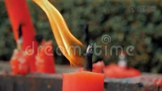 中国佛教寺庙蜡烛燃烧的特写镜头。视频
