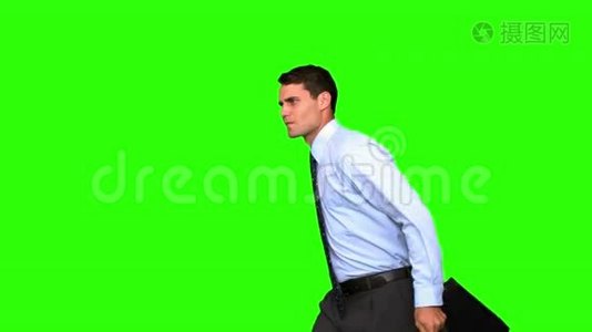 商人在绿色屏幕上跳跃视频