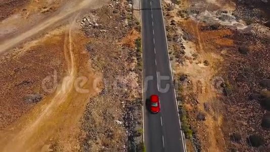 西班牙加那利群岛特内里费沙漠公路上的汽车俯视图视频