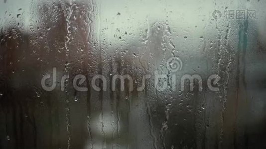 玻璃背景下的雨滴视频