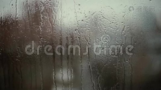 玻璃背景下的雨滴视频