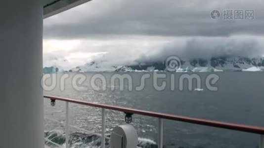 南极洲海洋中的冰川运动和雪冰山和冰川景观。视频