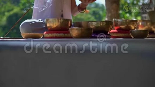 一位亚洲圣药女主人的超灵镜头表演藏碗治疗仪式。 冥想与冥想视频