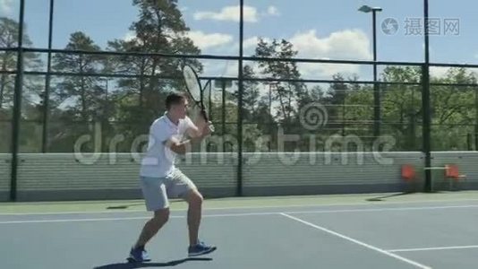 在网球场打网球的可爱的人视频