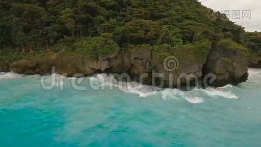 暴风雨天气下的海岸海。 鸟瞰：菲律宾长滩岛。视频