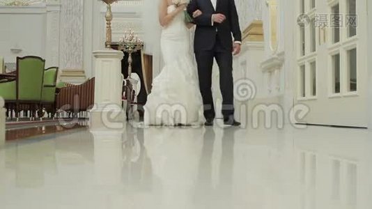 新郎新娘在美丽的宫殿里。视频