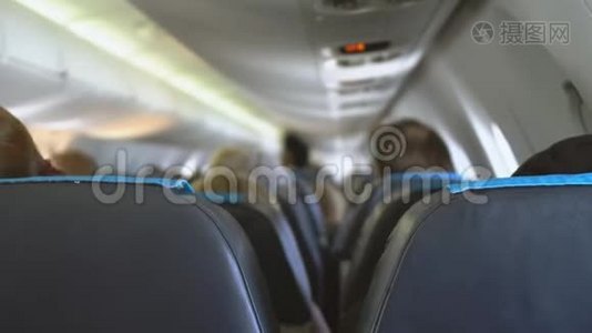 乘客坐飞机。视频