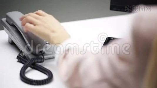 愤怒的女商人用电脑打电话视频