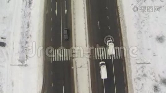 冬季用汽车高速公路的空中拍摄视频