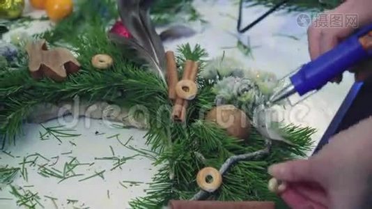 创造一个带有装饰的圣诞花环。 特写镜头。视频