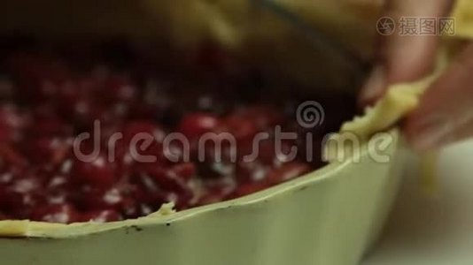 女人做樱桃派食谱视频